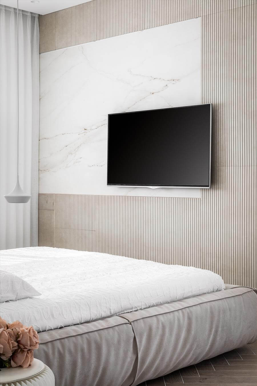 קיר טלוויזיה מעוצב בחדר השינה